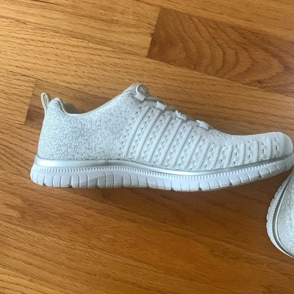 Skechers pull on sneakers - Picture 2 of 3